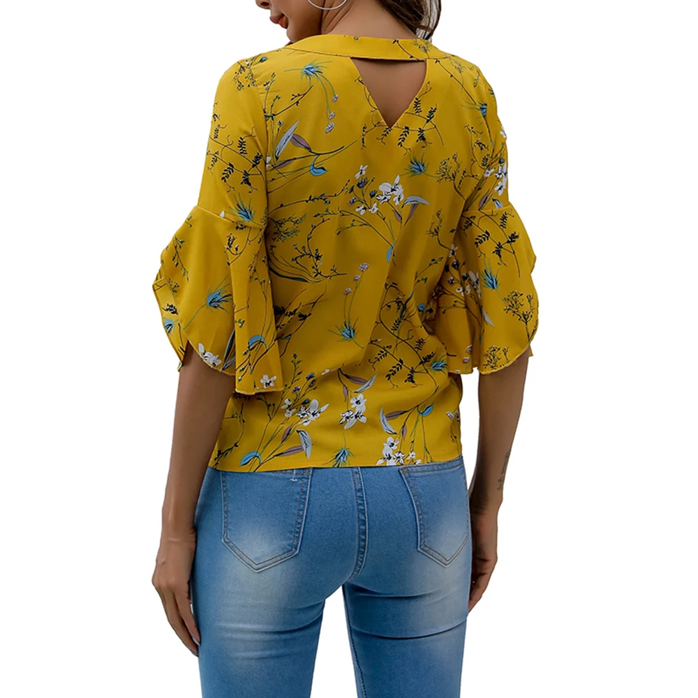 Женская футболка с маленьким цветочным принтом Расклешенным рукавом и разрезом