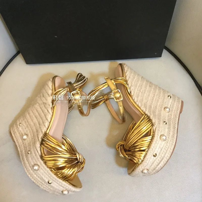 Летние женские босоножки на танкетке высококачественные из натуральной кожи