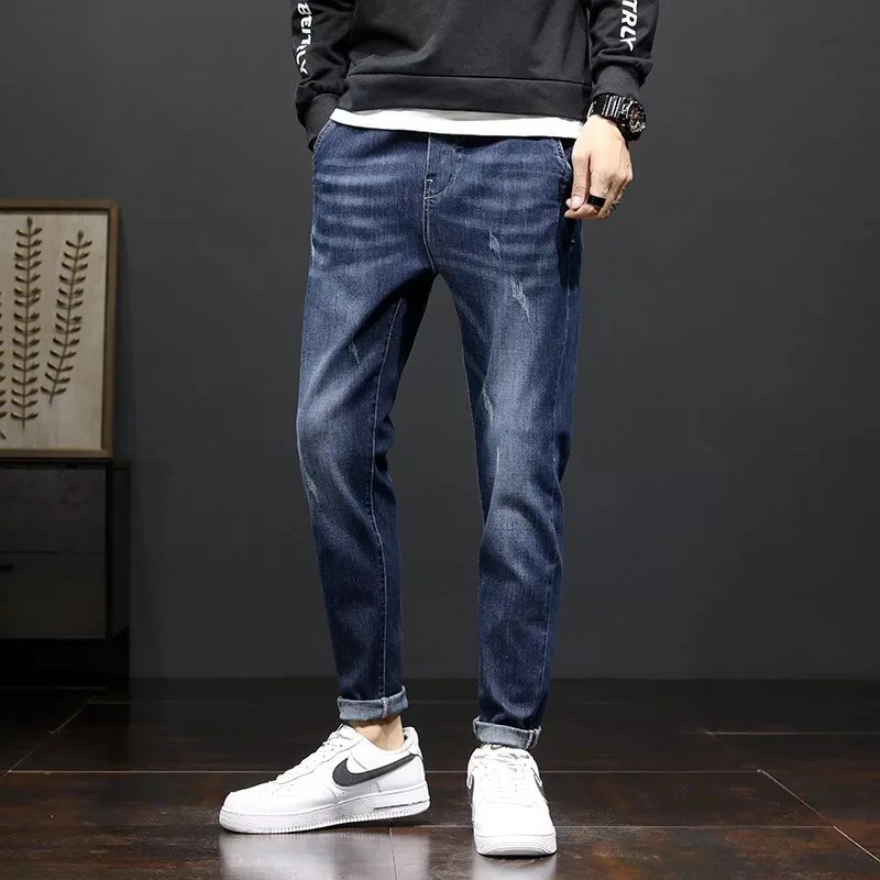 Новые молодые люди студентов уличной моды дизайн в повседневном стиле джинсовые