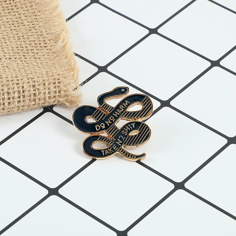 Черного цвета со змеиным узором эмаль на булавке не навредить несем никакой XXXX