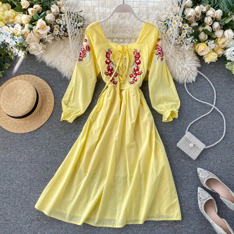 Женское платье миди с цветочной вышивкой квадратным вырезом и рукавами