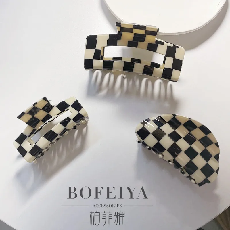 Заколка-краб для волос женская ацетатная в черно-белую клетку |