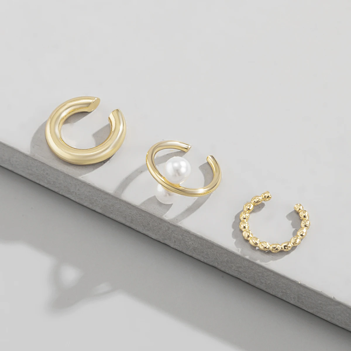 

Salircon Kpop Imitation Pearl Ear Clips for Women Earrings Geometric Round Circle Gold Color Ear Cuff Earring Jewelry 2021 Trend