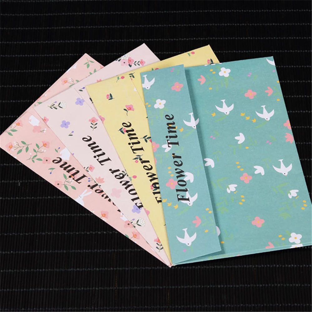 Красивый маленький свежий романтичный цветочный конверт для бумажного письма