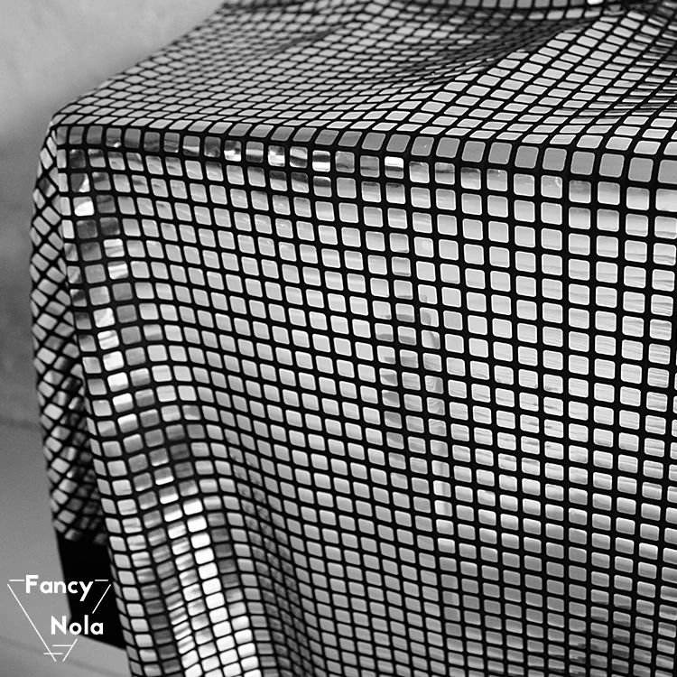 Серебряная квадратная блестящая односторонняя стрейчевая ткань ширина 140 см