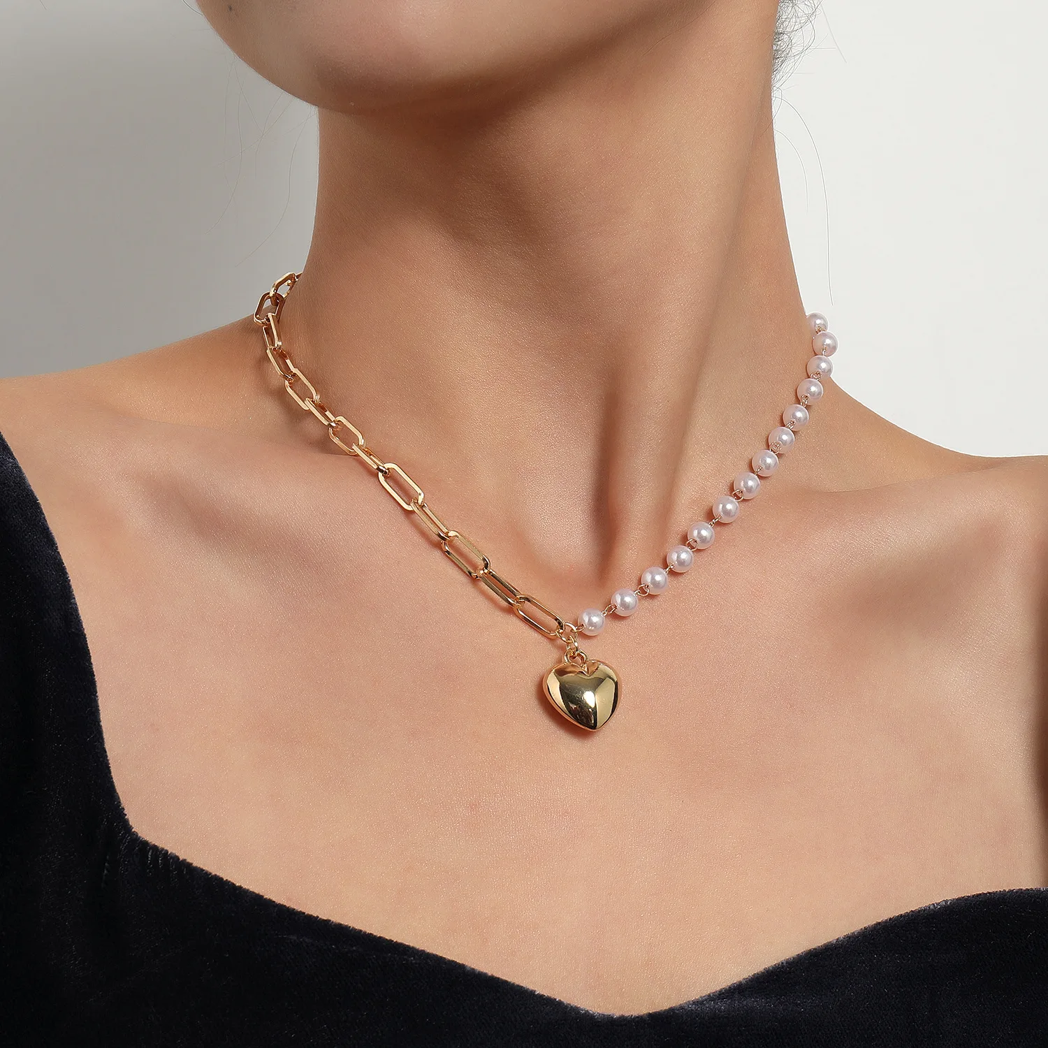 

Solid Heart Pendant Necklace for Women Imitation Pearls Chain Asymmetric Clavicle Chain Short Necklaces Female New 2021