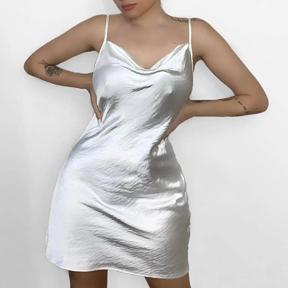 Платье женское атласное на бретелях-спагетти регулируемое с открытой спиной