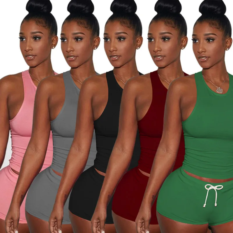 Комплект из двух предметов укороченный топ на бретелях + обтягивающие шорты