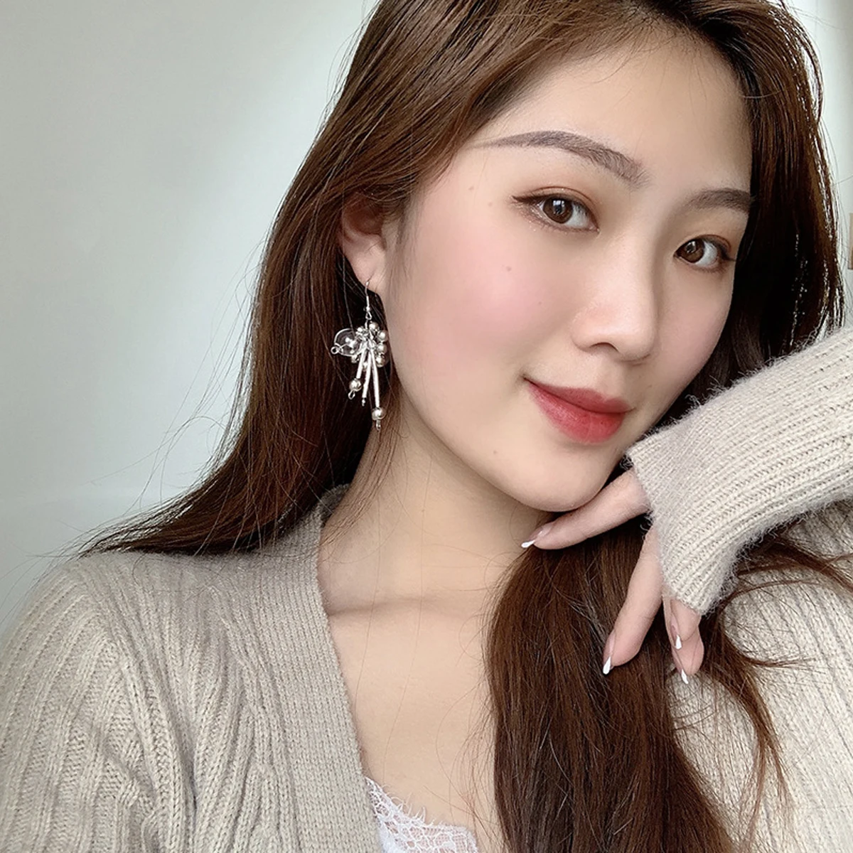 Женские длинные висячие серьги AMORCOME корейские с прозрачным стеклянным шариком и