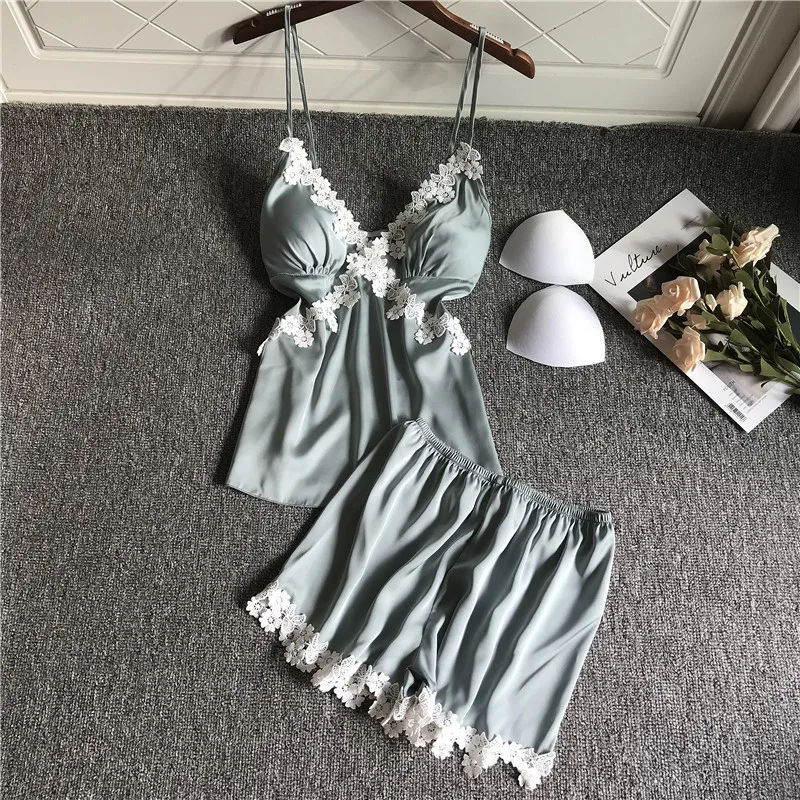 Пижама женская атласная из 2 предметов комплект с майкой и шортами пикантная