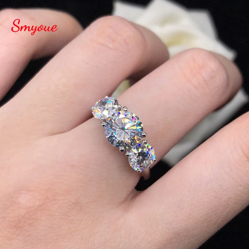 

Smyoue 3,6 CTW 8 мм обручальное и свадебное кольцо с бриллиантом с круглой огранкой и муассанитом, кольцо с тремя ореолами, посеребренное ювелирно...