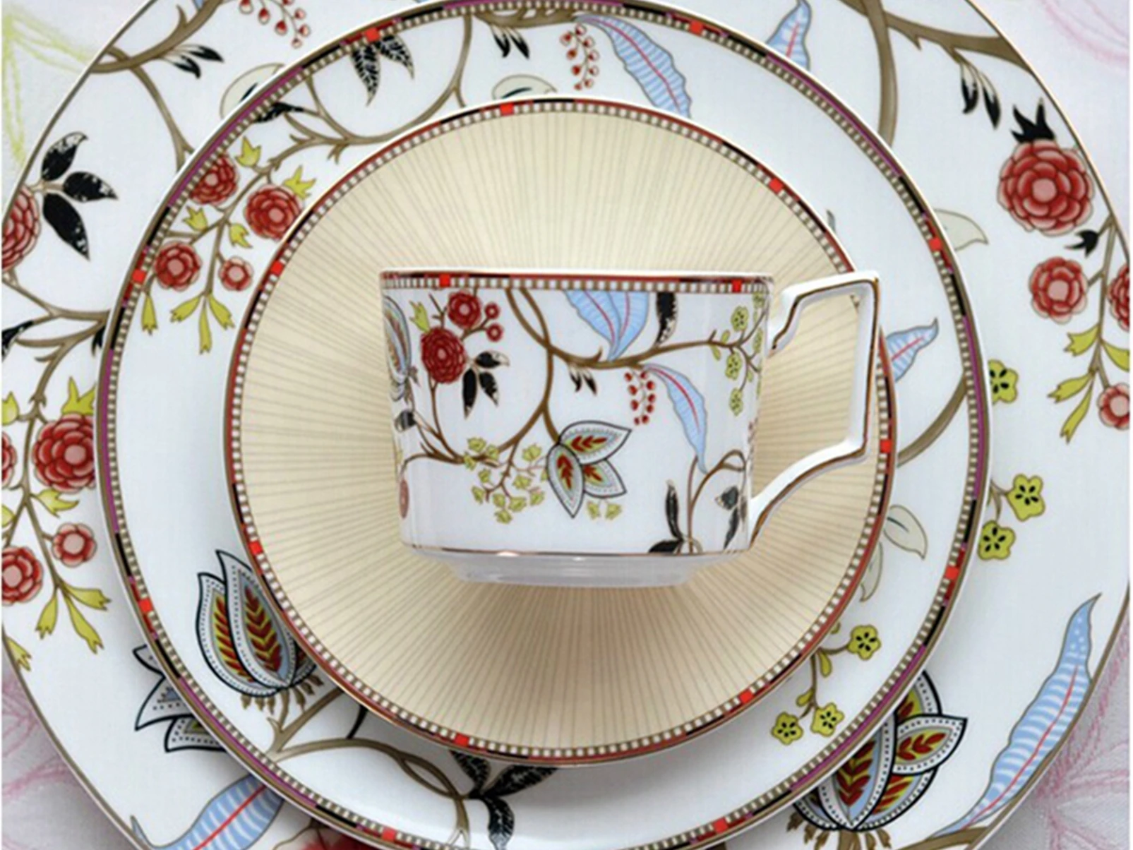 посуда тарелки чашки. набор тарелок. чайная пара (арт. посуда с геометрическими фигурами. советские тарелки и кружки.