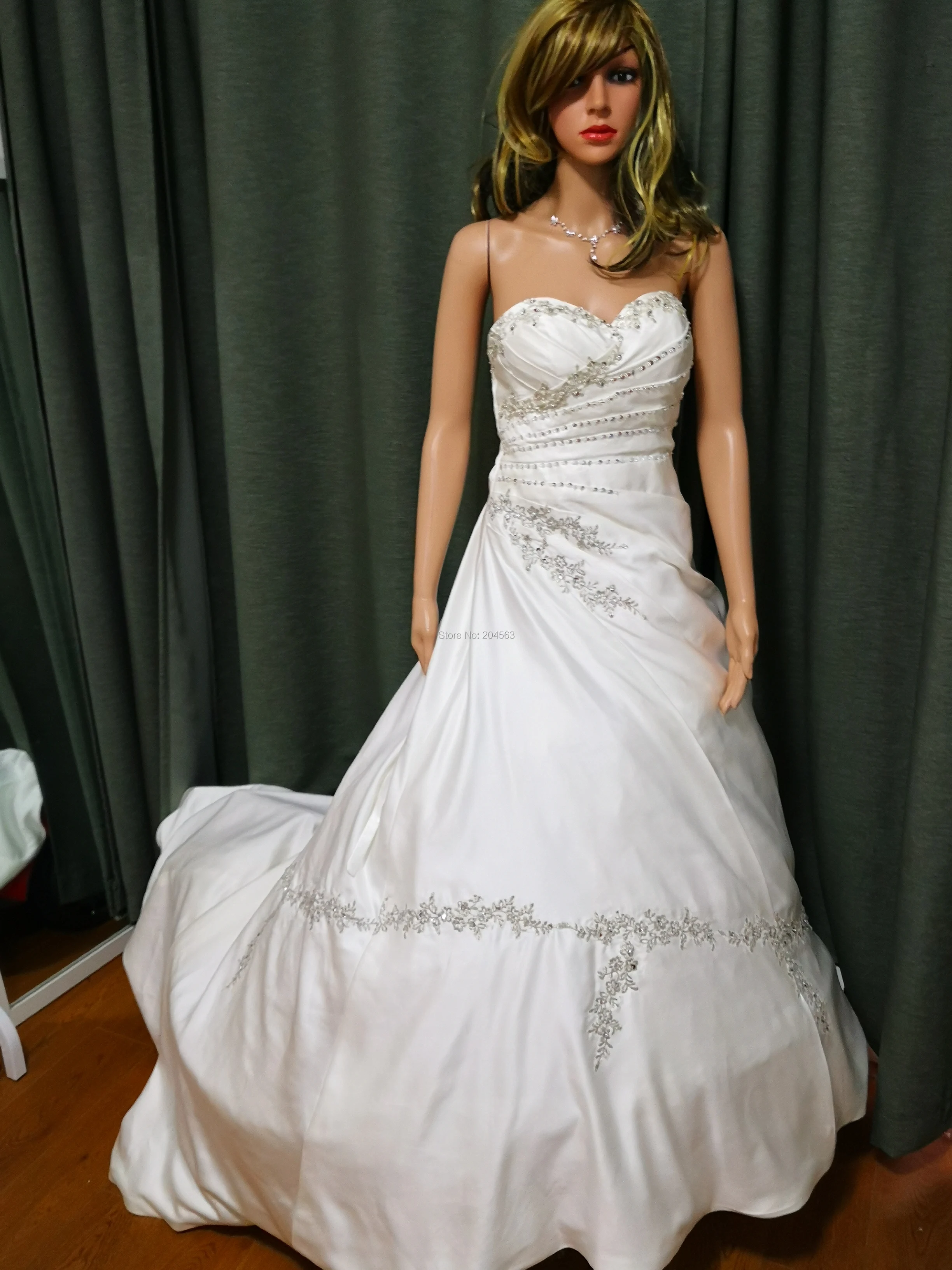 В наличии ТРАПЕЦИЕВИДНОЕ атласное свадебное платье с аппликацией потрясающее