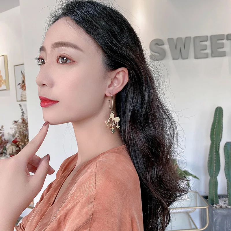 Женские ассиметричные серьги гвоздики из серебра 925 пробы с изображением Микки