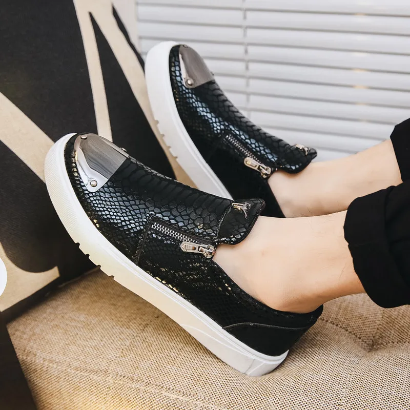 Мужские высокие кроссовки на молнии черные повседневные золотого цвета без