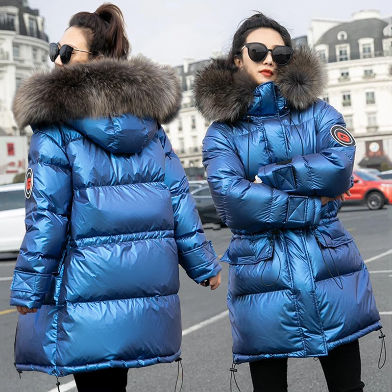 Пуховик с капюшоном и воротником из натурального меха енота женский