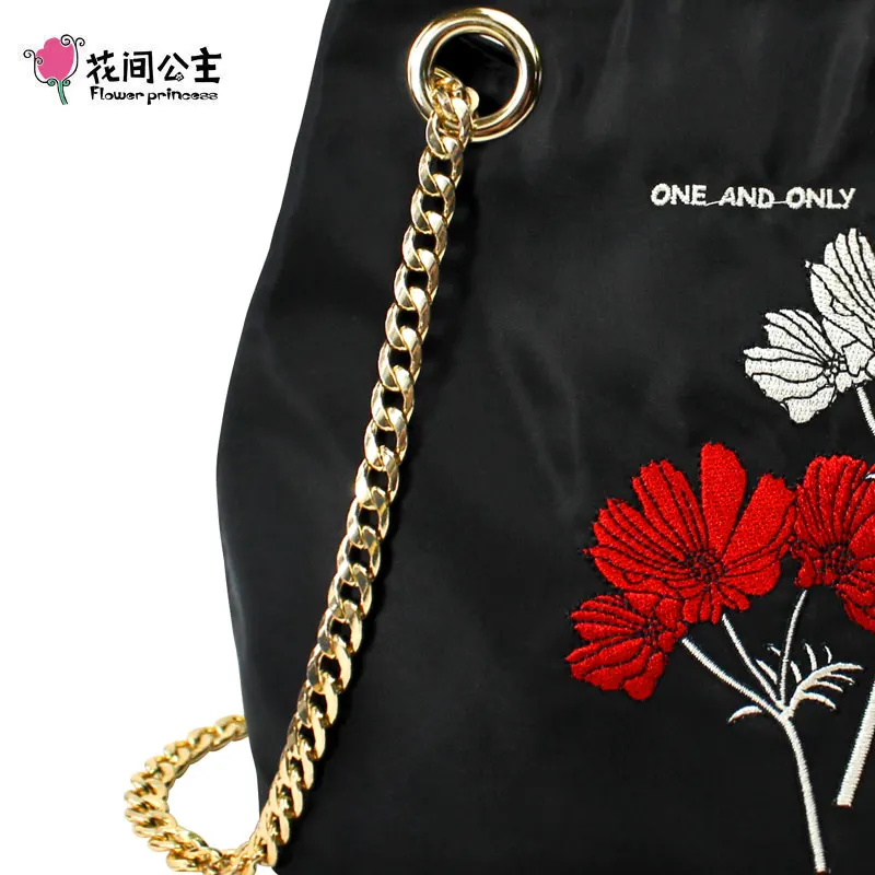 

Huajian princess only you 2021 spring new art nylon cloth embroidery versatile chain slung one shoulder Bucket Bag