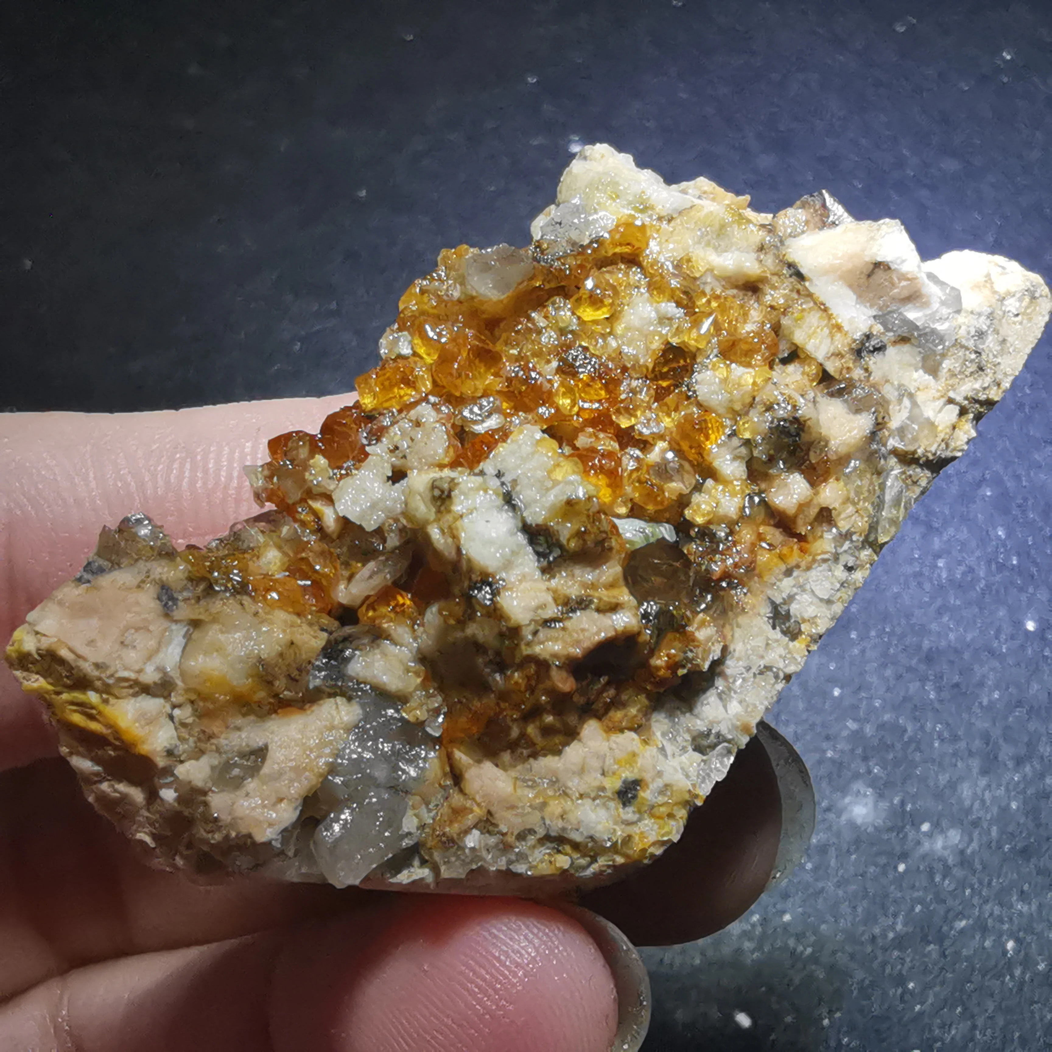 

23,2 г. Редкий натуральный гранат Хрустальный шестиугольный вафдспар слюда латунный мульти минеральный кристалл симбиотик гало энергетичес...