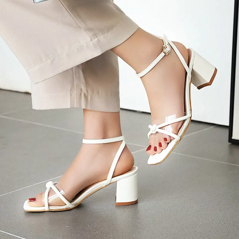 Женские туфли на толстом каблуке белые серебристые золотистые с ремешком и