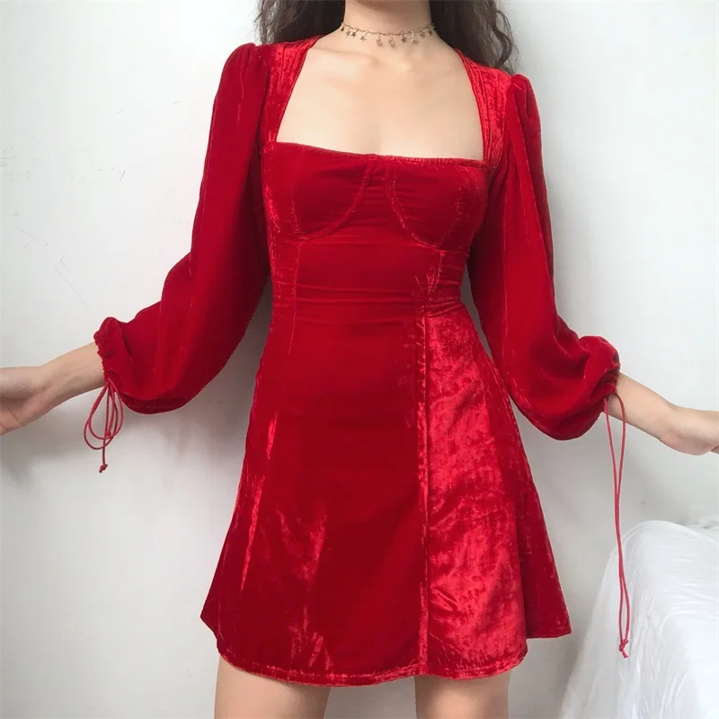Женское приталенное бархатное платье с квадратным вырезом рукавами фонариками и