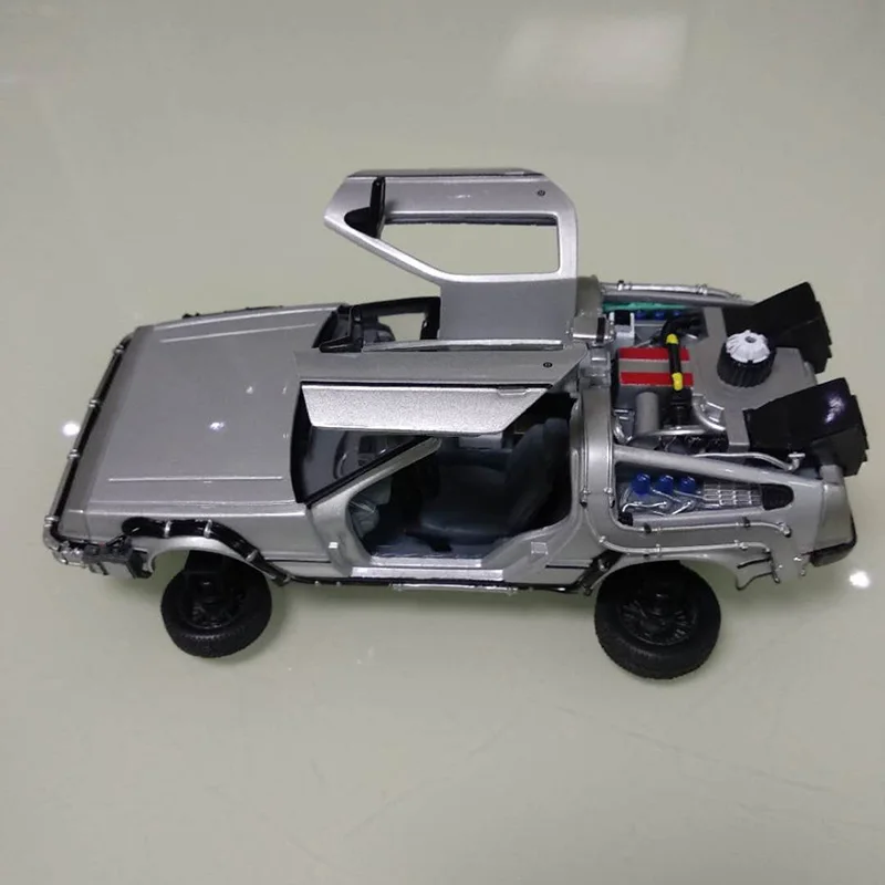 Модель литая автомобиля из металлического сплава в масштабе Назад будущее