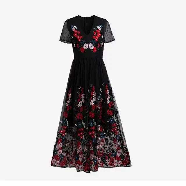 

Женское платье с V-образным вырезом и вышивкой