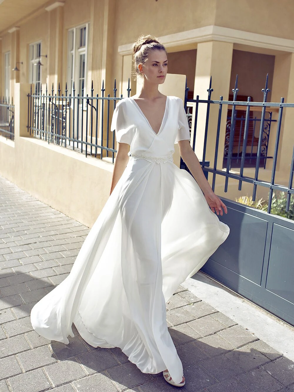 

Soft Chiffon V Neck Bridal Gown Flutter Short Sleeves Simple Summer Open Back Appliqued Lace Beach A Line Wedding Bride Dress