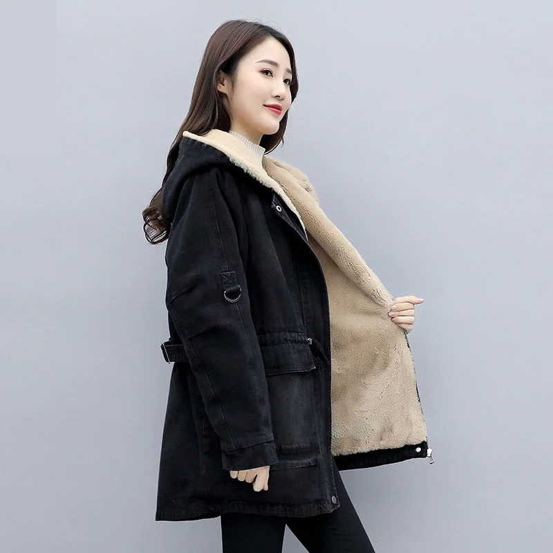 Зимняя джинсовая куртка для женщин с капюшоном средней длины из овечьей шерсти