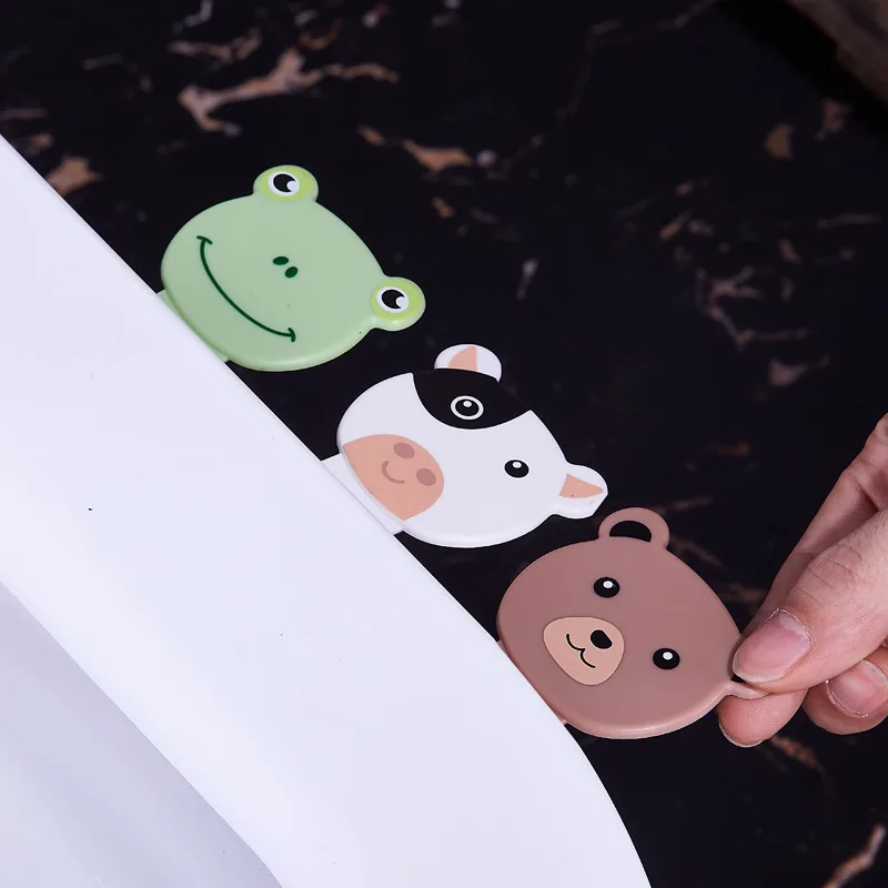 

Cute cartoon toilet lid handle plastic portable toilet clamshell lid remover creative