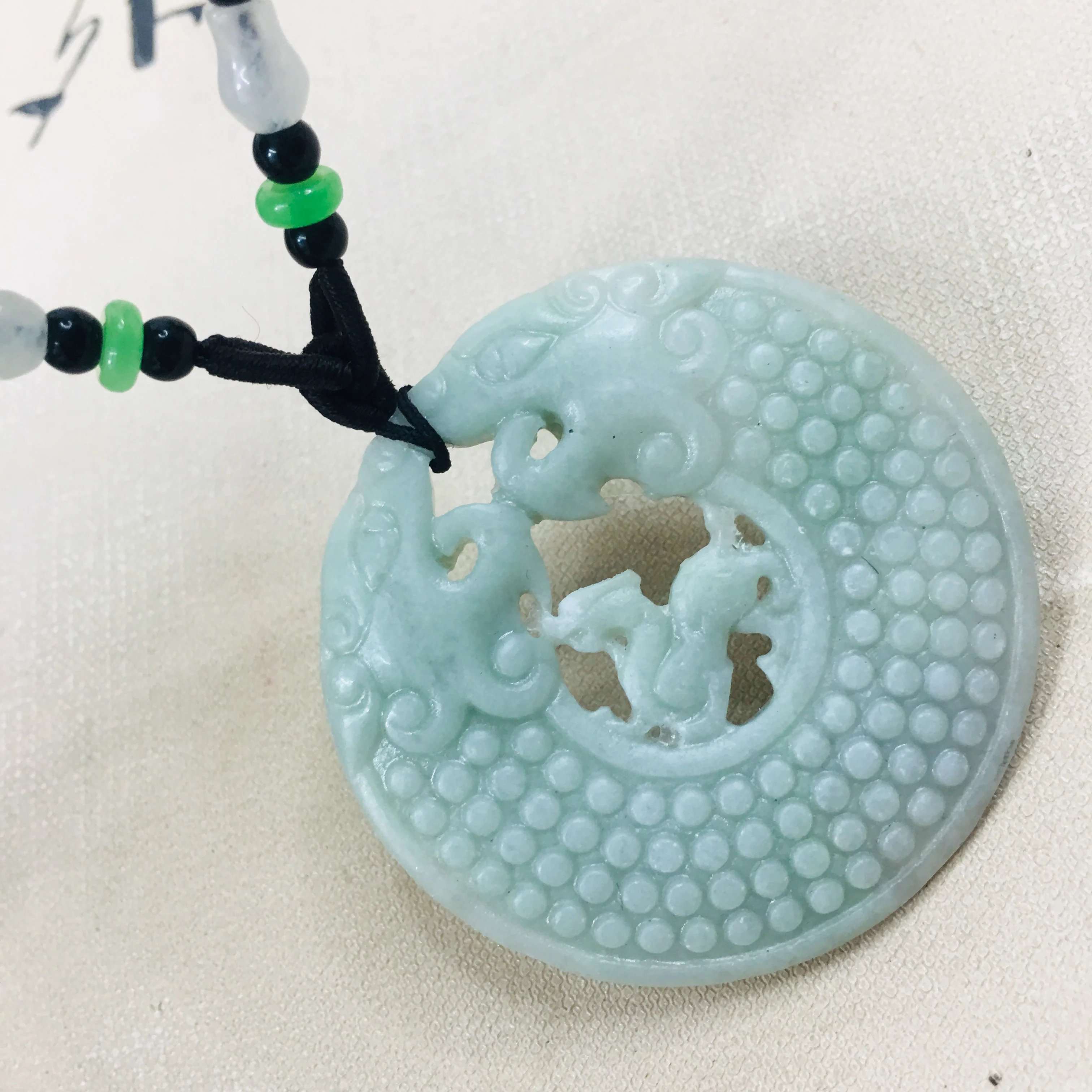 

Zheru натуральный зеленый нефритовый резной счастливый круглый кулон с тремя единорогами со стандартной цепью для свитера