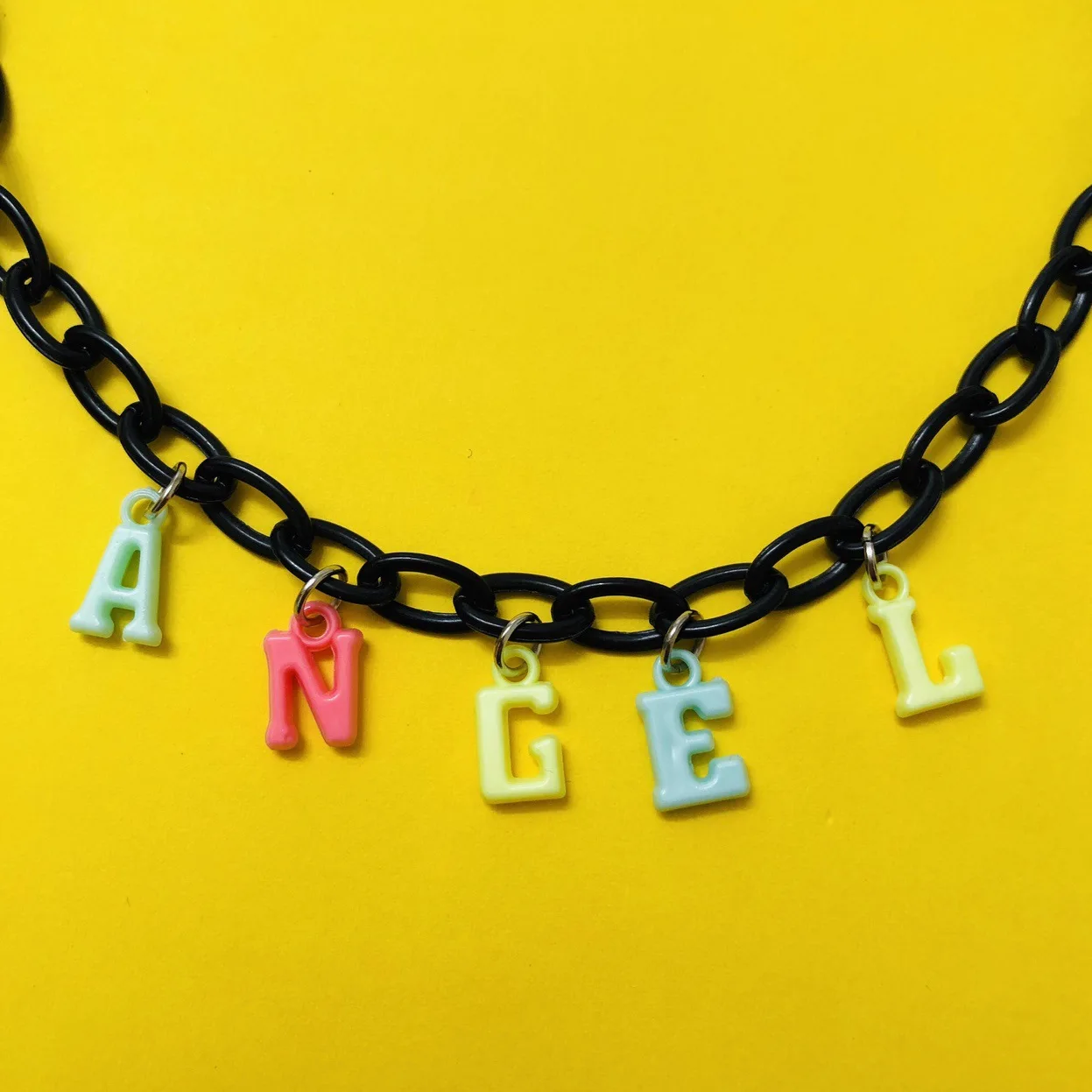 Стильное ожерелье с буквенным принтом красное в стиле знаменитостей для девочек