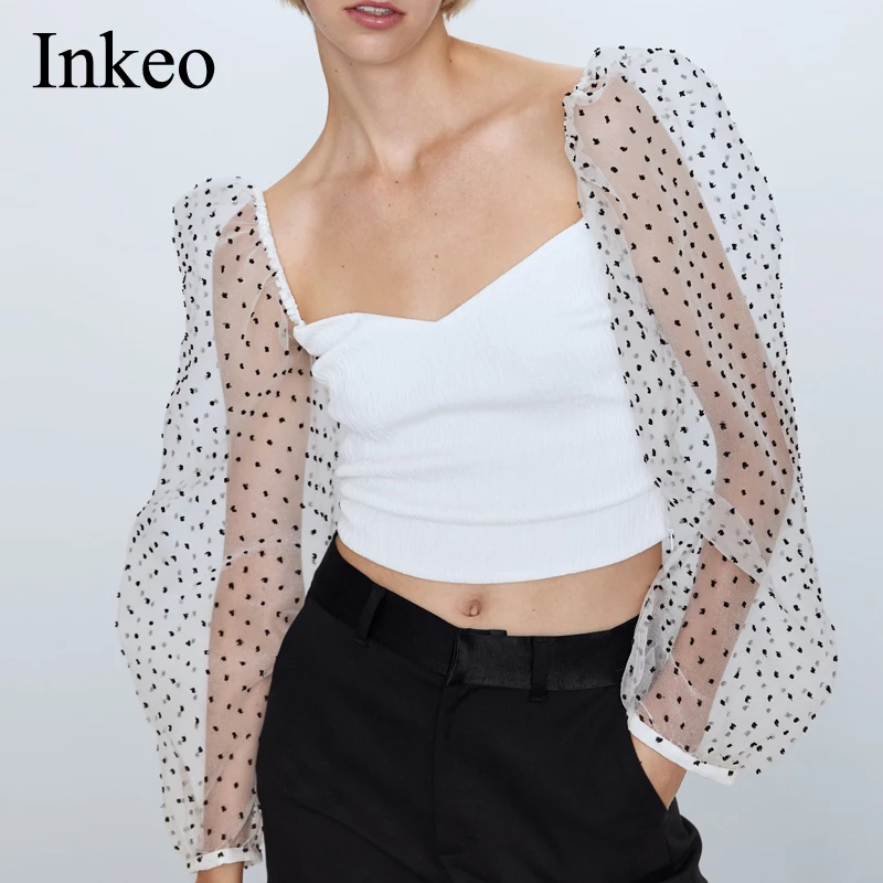 Женский трикотажный топ в горошек белый укороченный с рукавами фонариками и