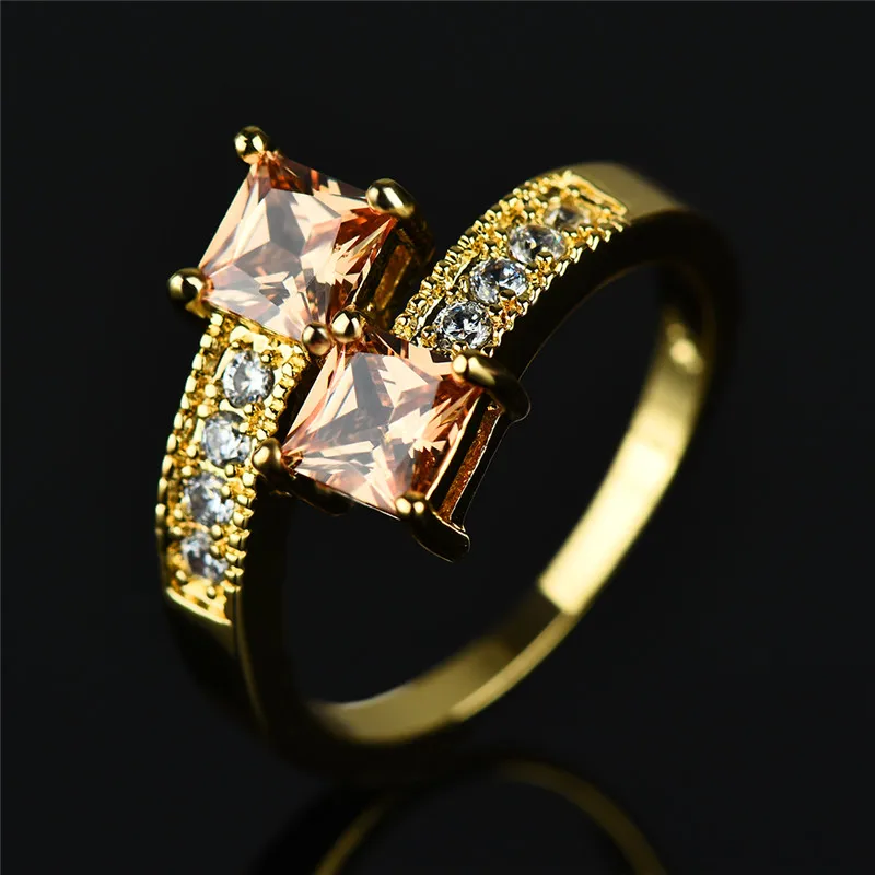 Маленькие квадратные кольца цвета желтого золота с цирконом шампанского для