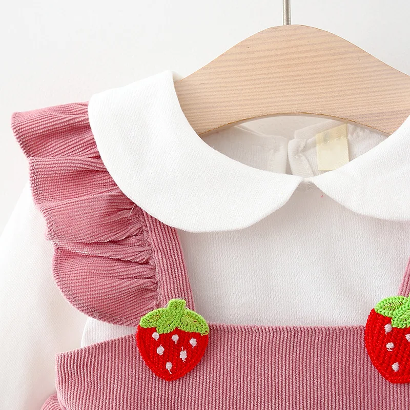 Детское платье с длинным рукавом отложным воротником и клубничными оборками