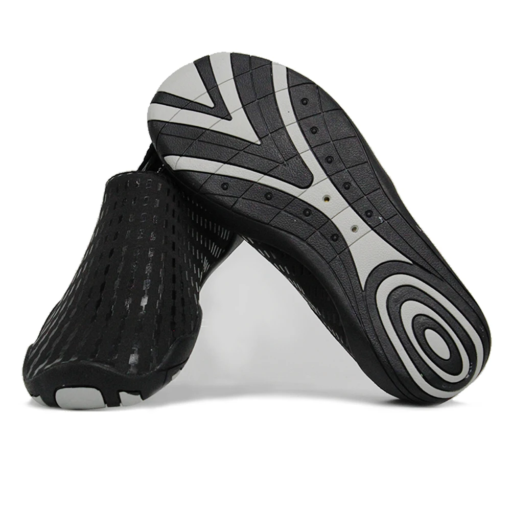 Водонепроницаемая обувь пляжная черная морская модная на плоской подошве для