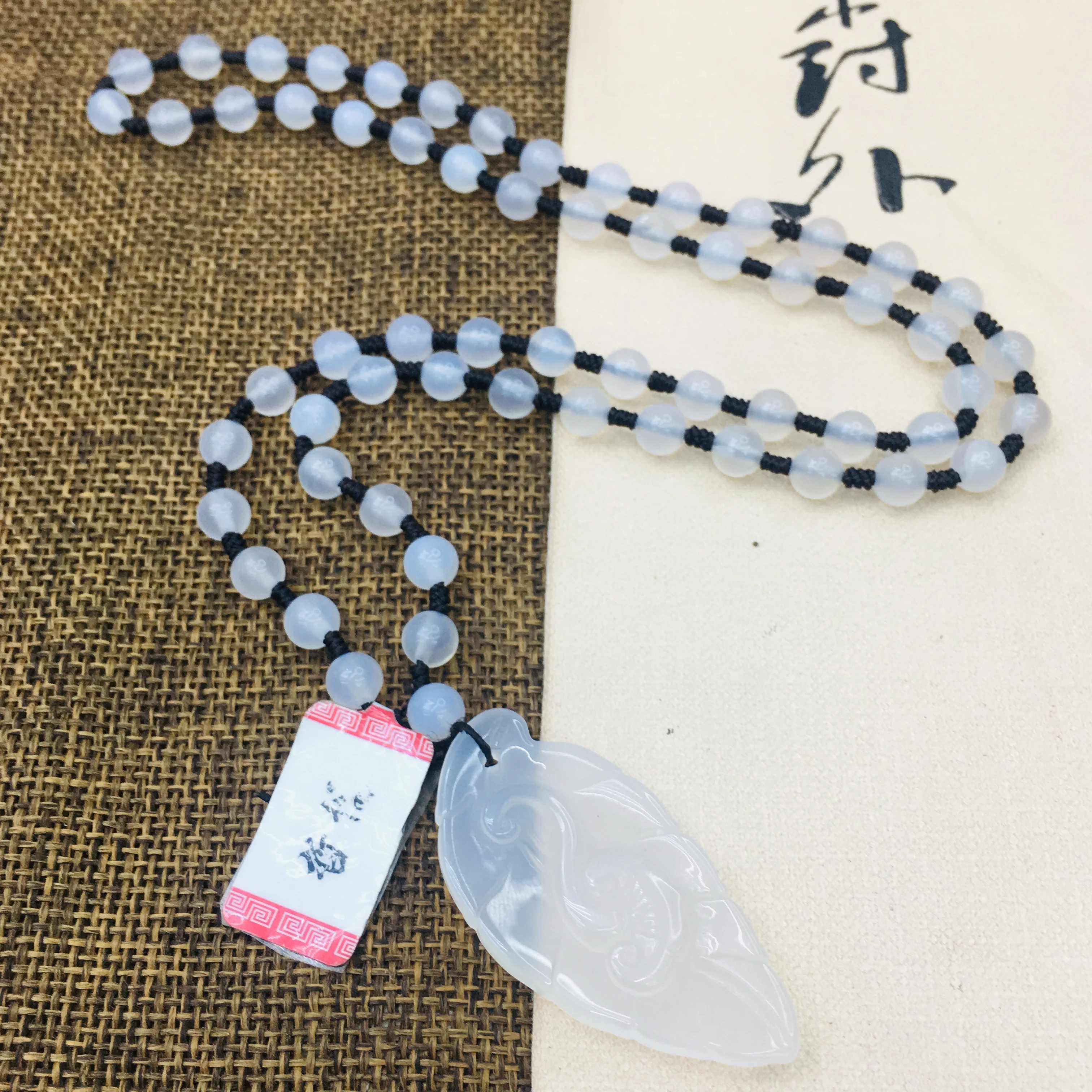 Кулон из натурального бразильского нефрита с вырезанными белыми листьями и