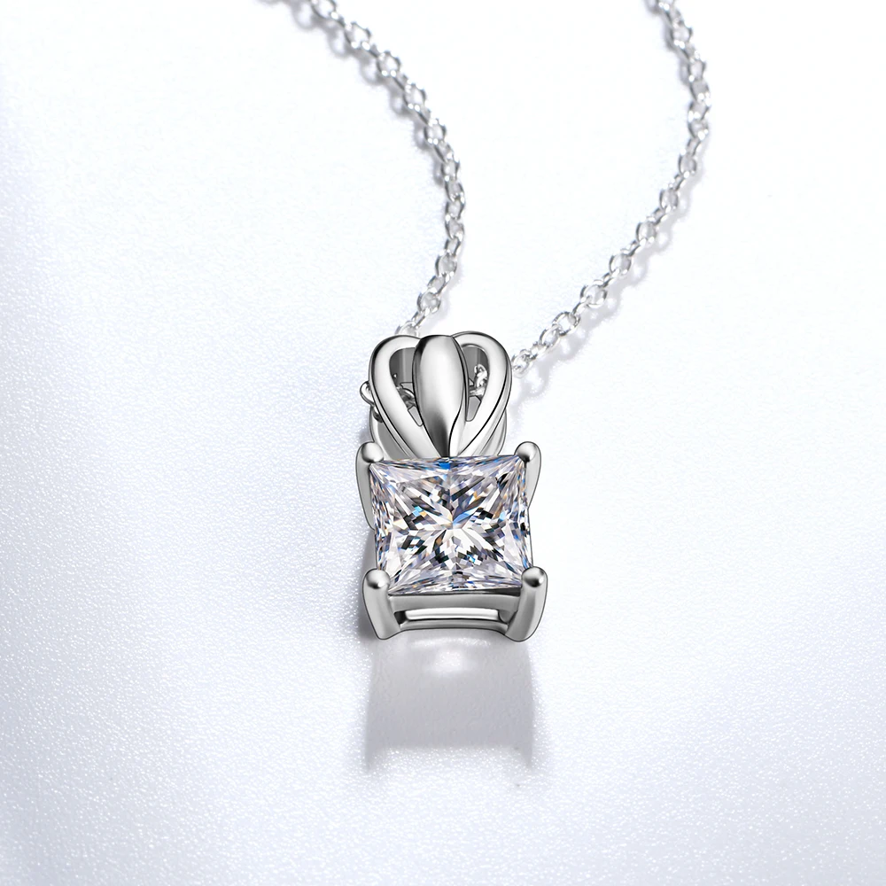 Ожерелье с кулоном из серебра 925 пробы муассанитом