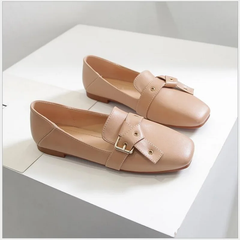 Женские офисные туфли на плоской подошве белые Лоферы без застежки с