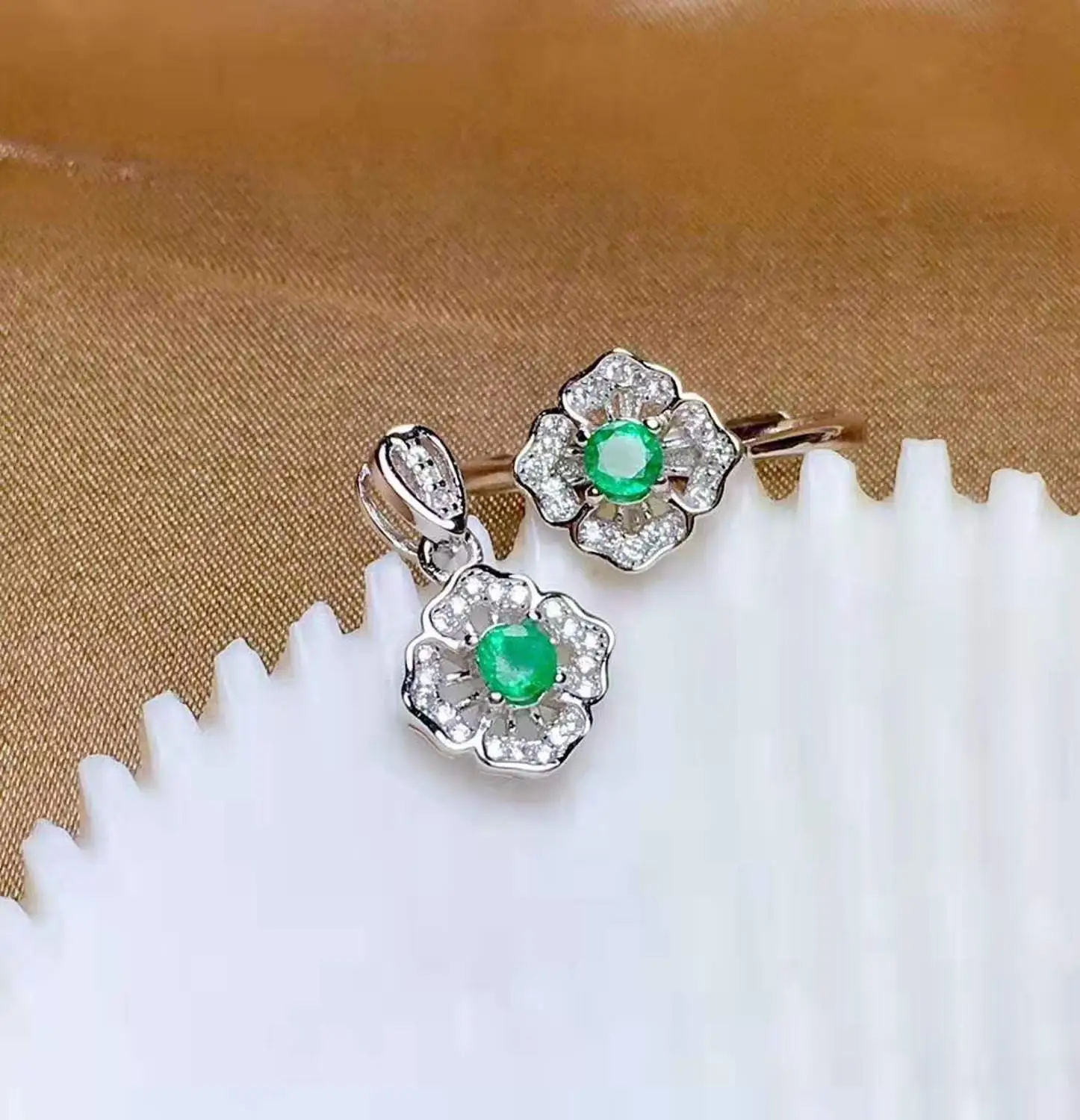 

Комплект из кольца и кулона из серебра 925 пробы с натуральным изумрудом