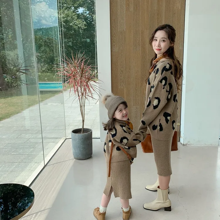 

Одежда для родителей и детей Модный осенне-зимний шерстяной свитер из двух предметов для мамы и женщин костюм Семейные одинаковые наряды