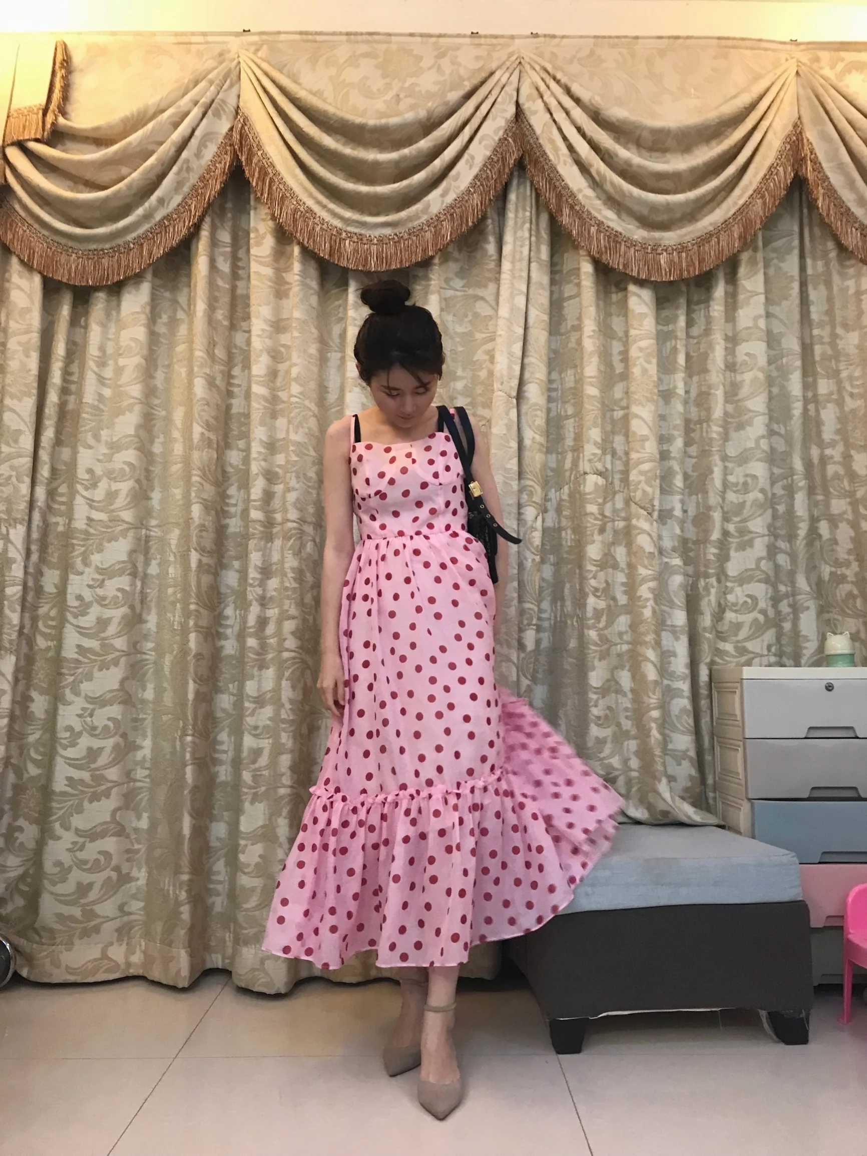 Женское летнее розовое платье макси длинное в горошек на бретелях-спагетти |