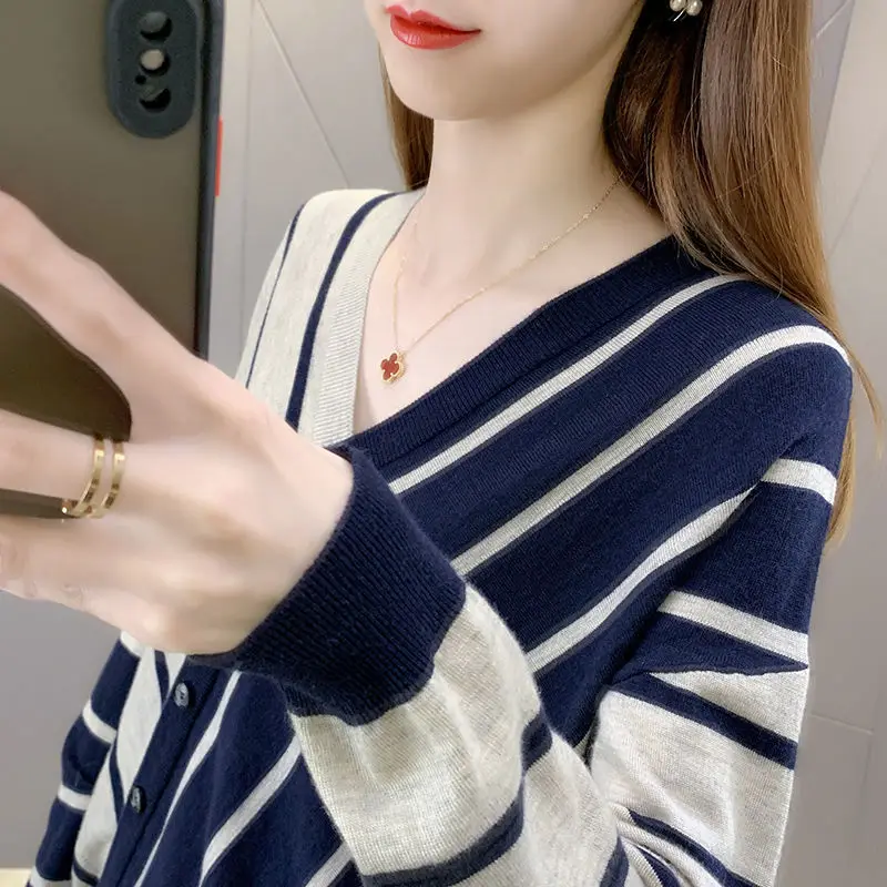 

2021 new loose and thin [90-200kg] spring new knitted base coat women's V-neck stripe large size top sweater