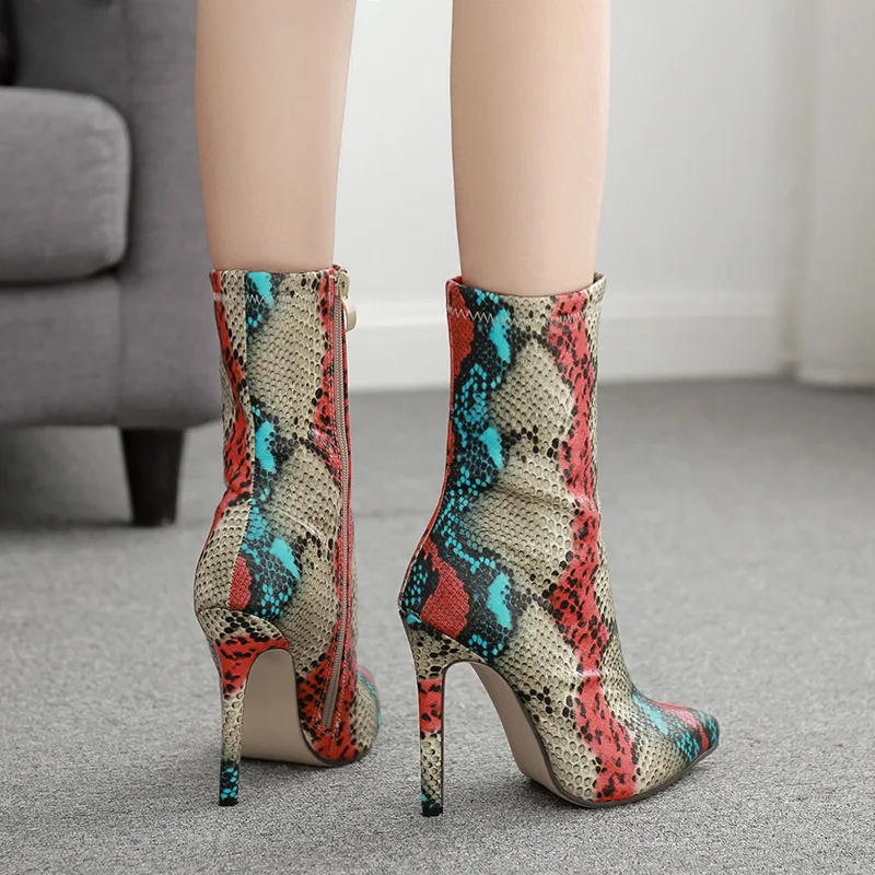 Женские ботинки супер размера ботильоны со змеиным принтом изящная модная
