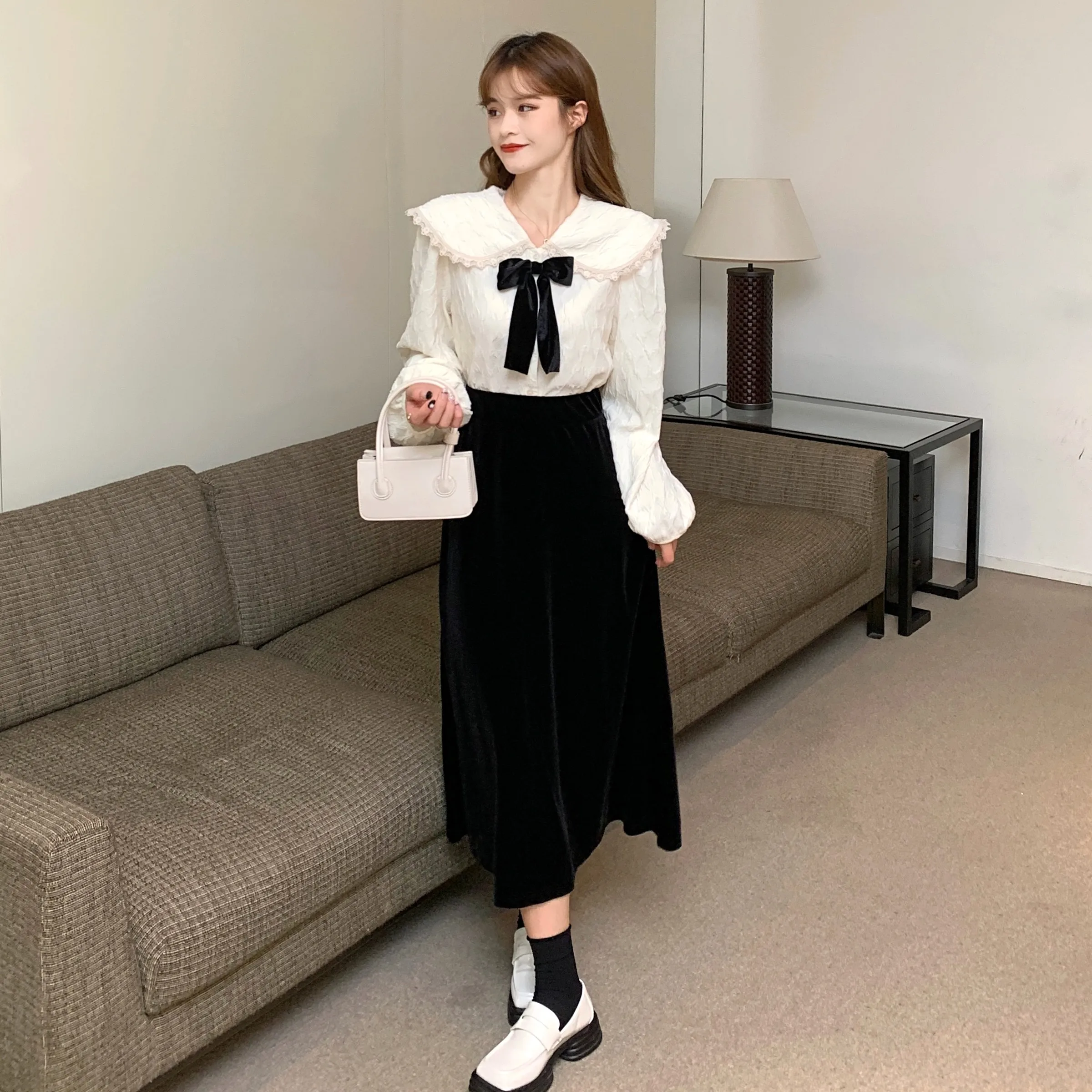 

Женский костюм из двух предметов, французская рубашка с воротником «Питер Пэн» и длинным рукавом с бантом и черная бархатная юбка с эластич...