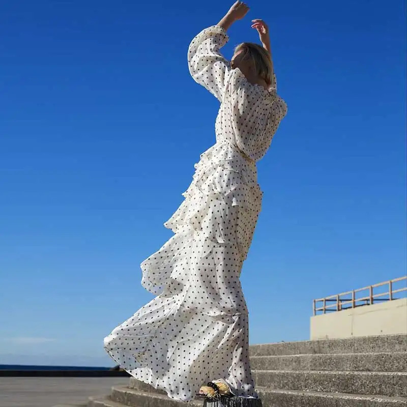 Женское платье-макси с оборками и завязками в несколько рядов летнее платье