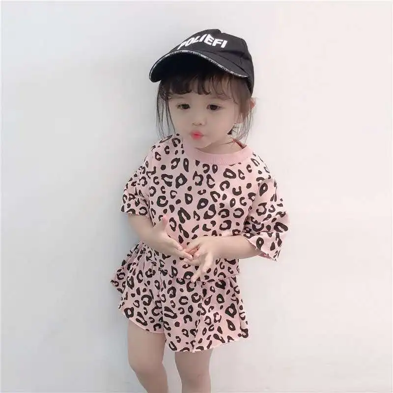 Для мальчиков и девочек с леопардовым принтом коротким рукавом из двух предметов