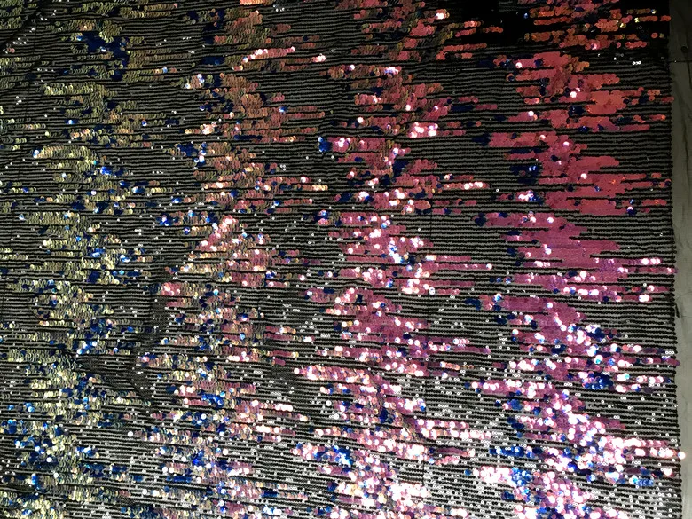 Width 130cm Sparkly Shell Sequins Fabric for Dresses Fahion Clothing DIY Shoes Bags Decors on переводится на русский язык следующим образом: Ширина 130 см Блестящая ткань с ракушечными пайетками для платьев, модной одежды, самоделок обуви, сумок и декора.