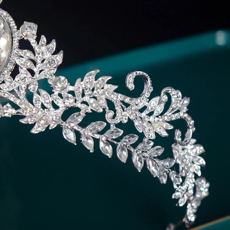 

European style crown headdress super fairy bride crown atmosphere light luxury baroque gold accessories Yi Ruo