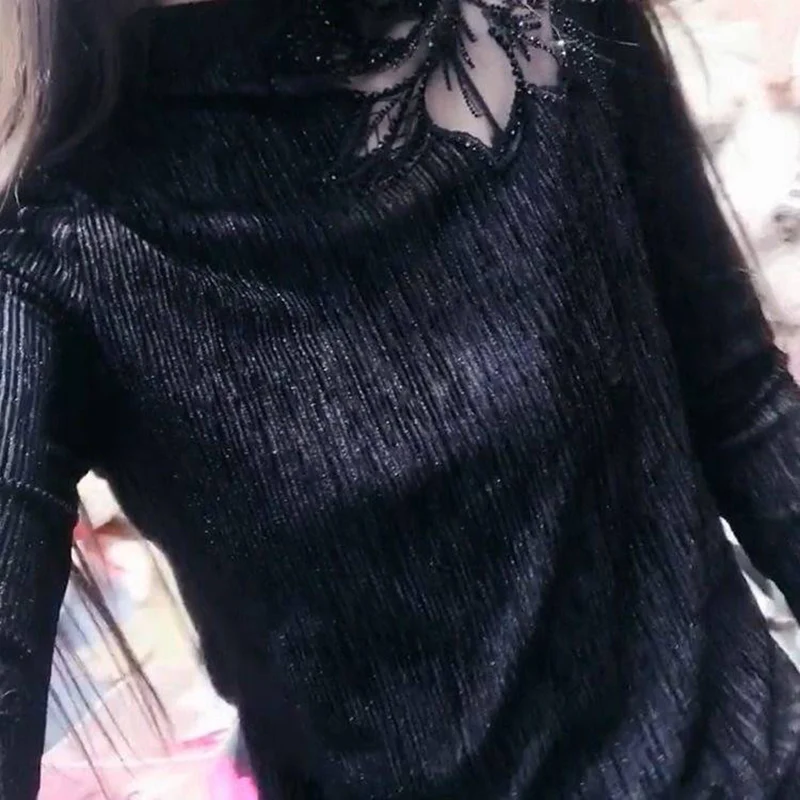 Женская футболка с высоким воротником черного цвета пышными плечами сетчатыми