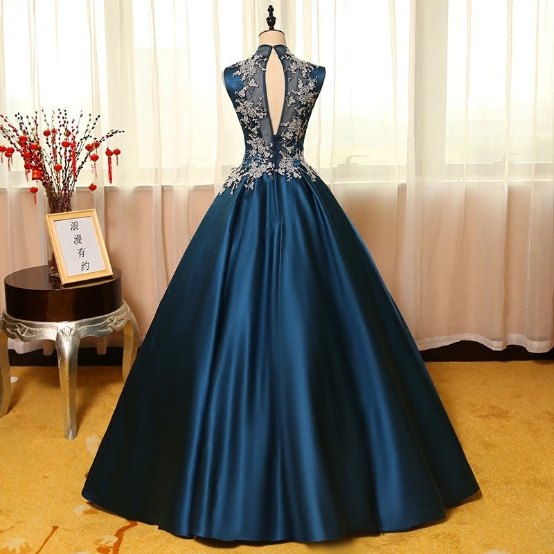 Длинное вечернее платье 2019 бальное с высоким воротом кружевное без рукавов